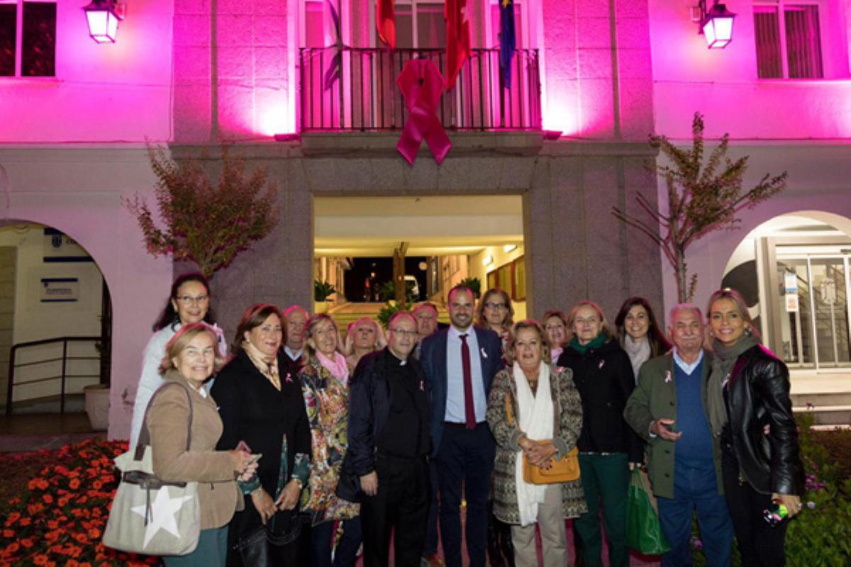 El Ayuntamiento de Majadahonda se ha iluminado por el Día Mundial contra el Cáncer de Mama